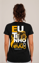 Camiseta feminina "Eu Tenho Um Pai – Leão e Coroa"