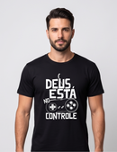 A Camiseta "Deus no Controle (Gamer Edition)"