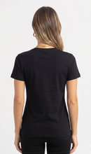 Camiseta feminina "Yeshua - He Saves"